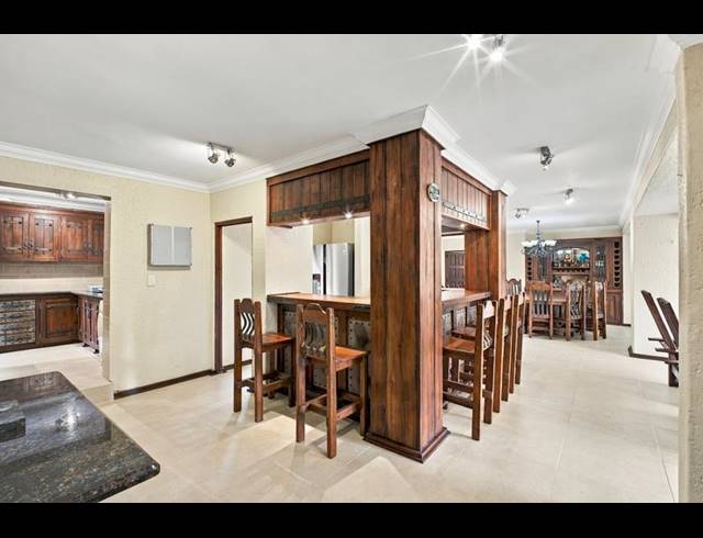6 BEDROOM HOUSE FOR SALE IN MIDSTREAM ESTATE